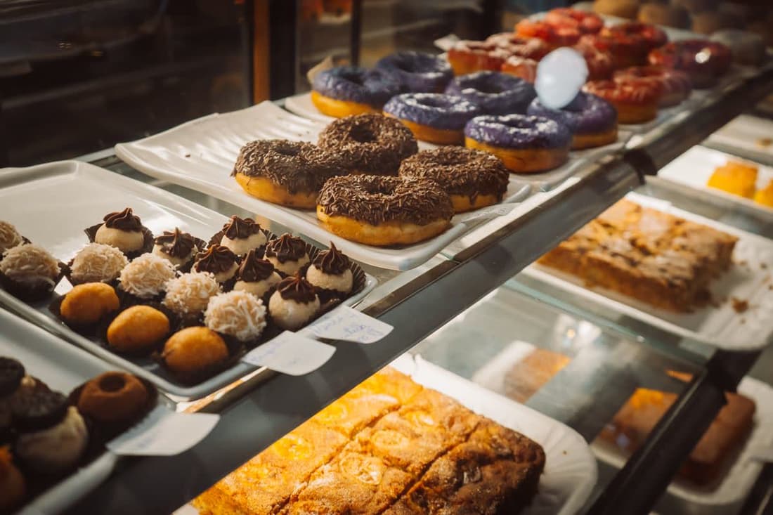 Mostrador de repostería con tortas y postres recién hechos.